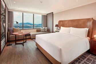 Deluxe Zimmer mit Kingsize-Bett– Blick auf den Fluss