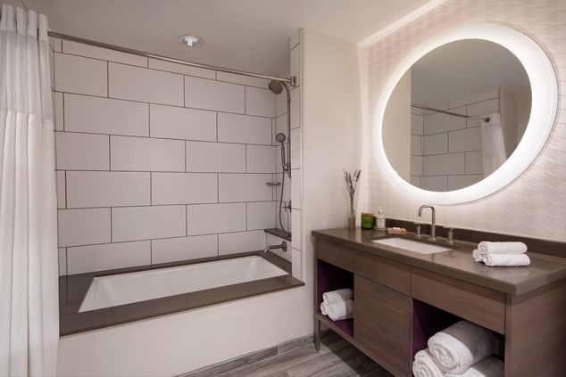 Lodge Bathroom - Shower & Tub