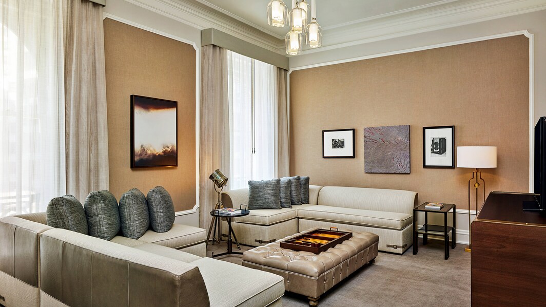 Президентский люкс – комната с большим диваном и электроникой