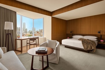Premium Zimmer mit 1 Kingsize-Bett und Blick auf den Bund