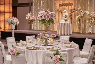 Thema für eine Hochzeitsfeier im großen Ballsaal – Blüten