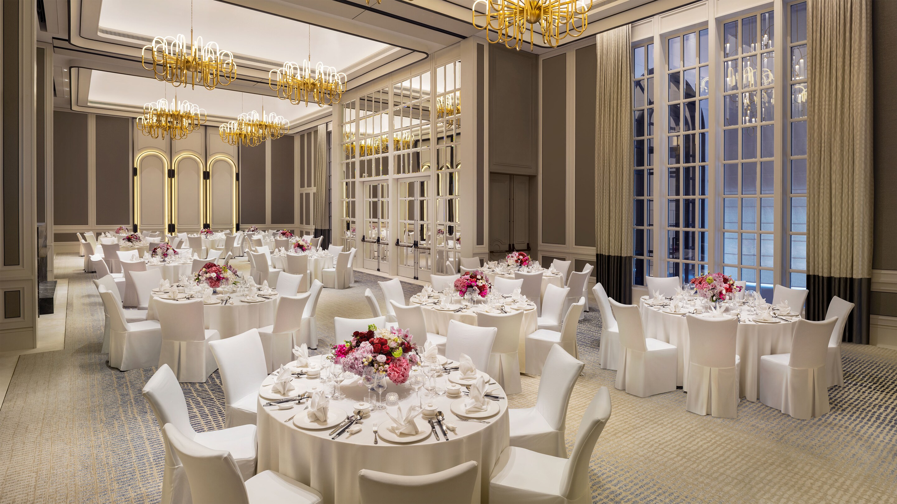 The St Regis Singapore, Can Chandelier Be Wider Than Tablecloth