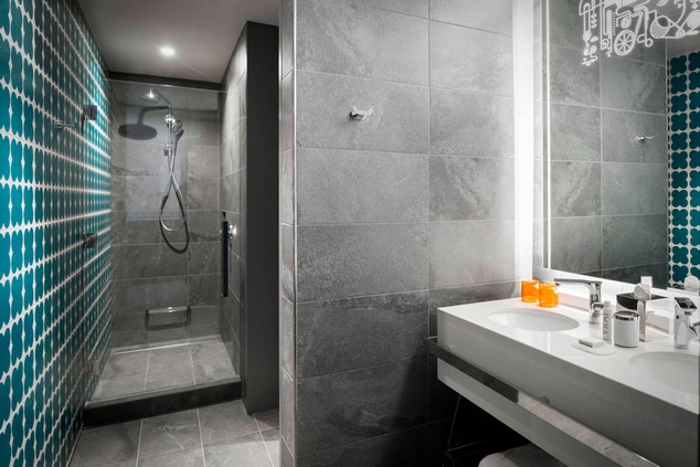 حمام غرفة نزيل جانبية بها سرير كينج (مقاس كبير) – حجيرة استحمام