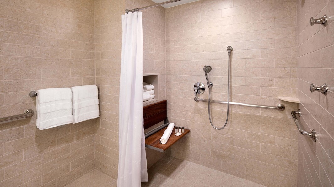 Гостевая ванная комната для гостей с ограниченной подвижностью