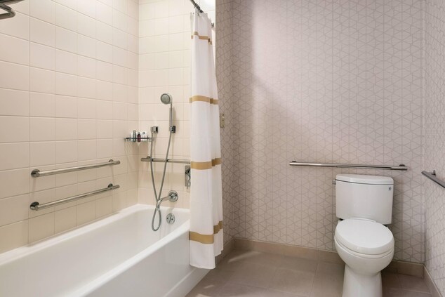 Accessible Guest Bathroom - Bathtub