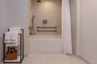 Baño accesibe para personas con discapacidades - Bañera