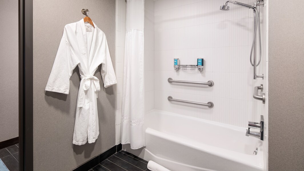 Ванная комната для гостей с ограниченной подвижностью – ванна