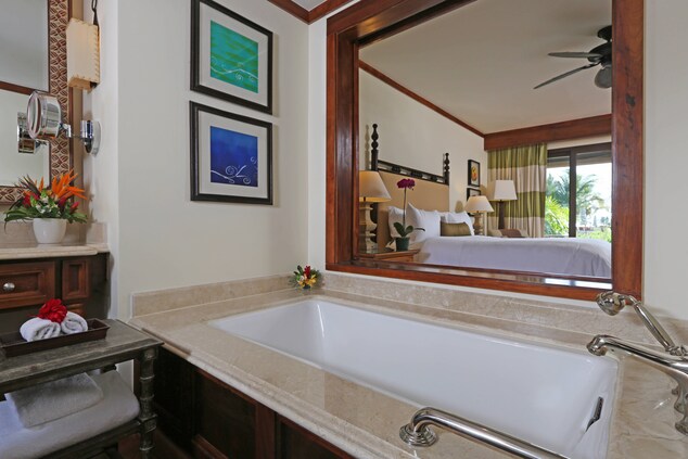 Guanacaste king room bathroom