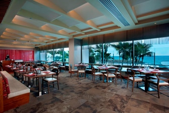 Restaurante del hotel frente a la playa de San Juan
