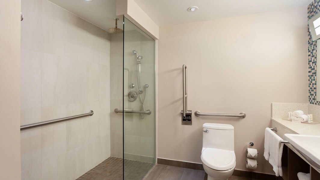 Banheiro para hóspedes com mobilidade reduzida - Chuveiro para cadeira de rodas