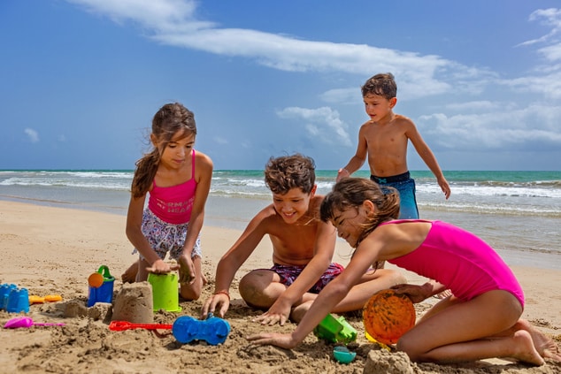 أطفال عند الشاطئ