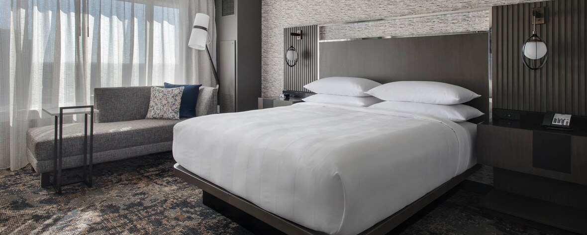 Bientôt disponible : chambre rénovée avec lit king size et accès à la conciergerie