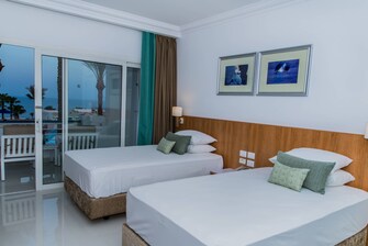 غرفة نزلاء ممتازة (Premium) بإطلالة على البحر - سريران صغيران