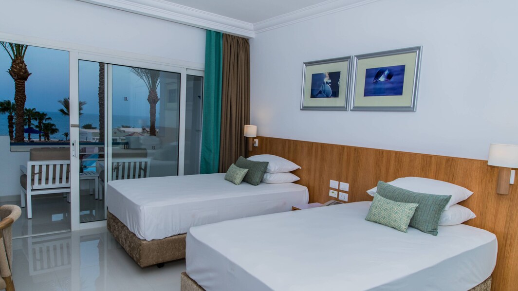 غرفة نزلاء ممتازة (Premium) بإطلالة على البحر - سريران صغيران