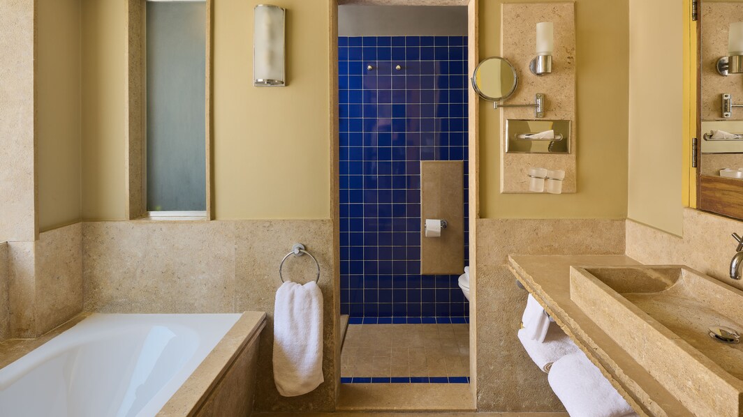 Banheiro do quarto – Chuveiro/banheira