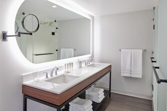 King Suite - Bathroom