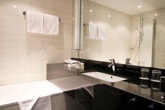 Premium Gästezimmer mit zwei Doppelbetten und Ausblick – Badezimmer