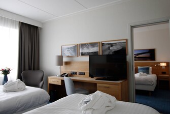 Deluxe Gästezimmer mit zwei Doppelbetten – Zimmer mit Verbindungstür