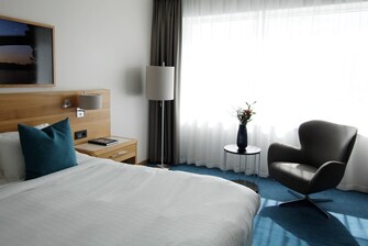 Premium Gästezimmer mit Kingsize-Bett und Ausblick