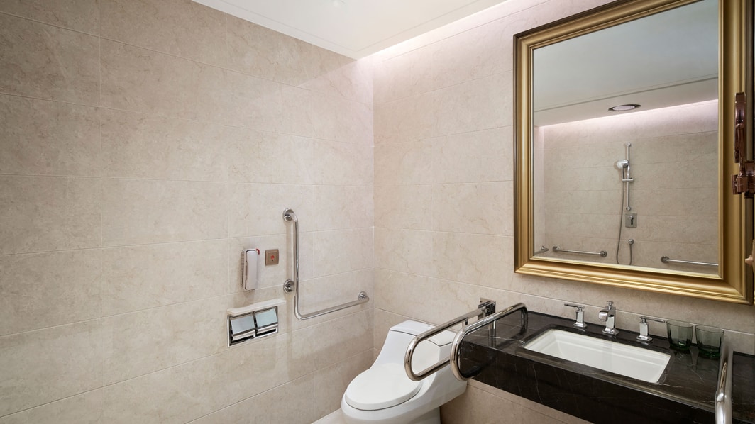 Ванная комната для гостей с ограниченной подвижностью – безбарьерный душ