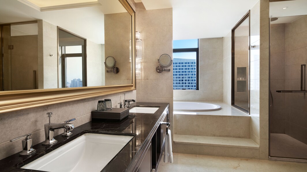 Ванная комната в люксе Ambassador – отдельные душ и ванна