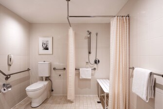 バリアフリー客室のバスルーム－車椅子用シャワー