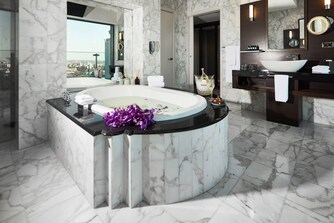 Badezimmer der Spa Suite mit Terrasse