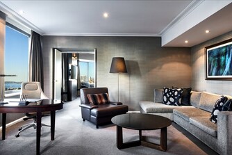 Lounge der Spa Suite mit Terrasse