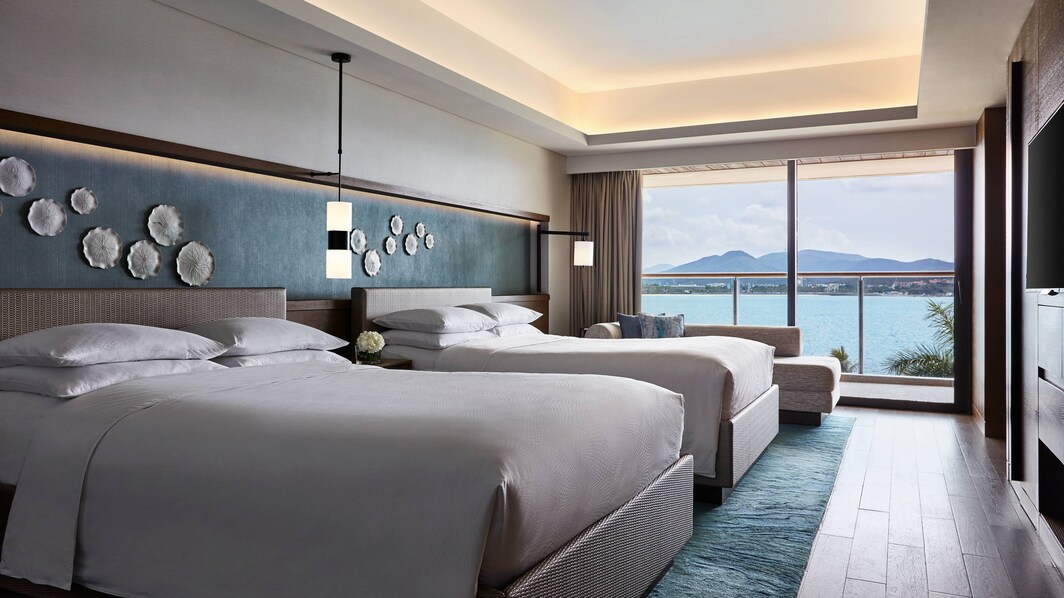 Chambre Executive avec deux lits doubles et vue mer