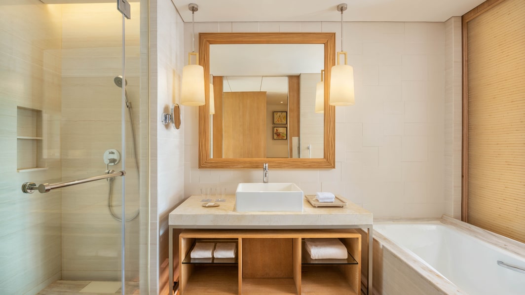 Banheiro do quarto – Chuveiro e banheira separados