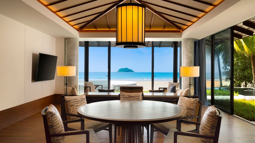 Villa com dois quartos e piscina de frente para o mar – sala de estar