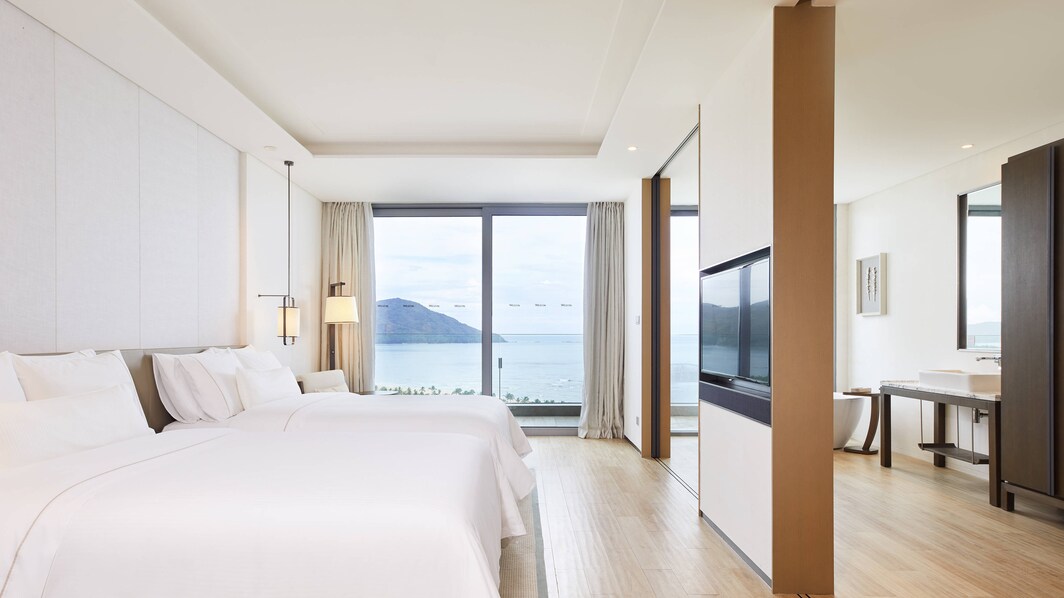 Chambre Premium face à l’océan avec deux lits double et balcon