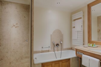 Deluxe Gästezimmer – Badezimmer