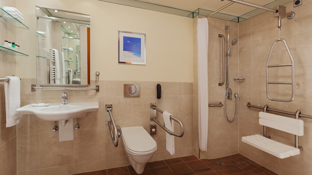Ванная комната для гостей с ограниченной подвижностью – безбарьерный душ