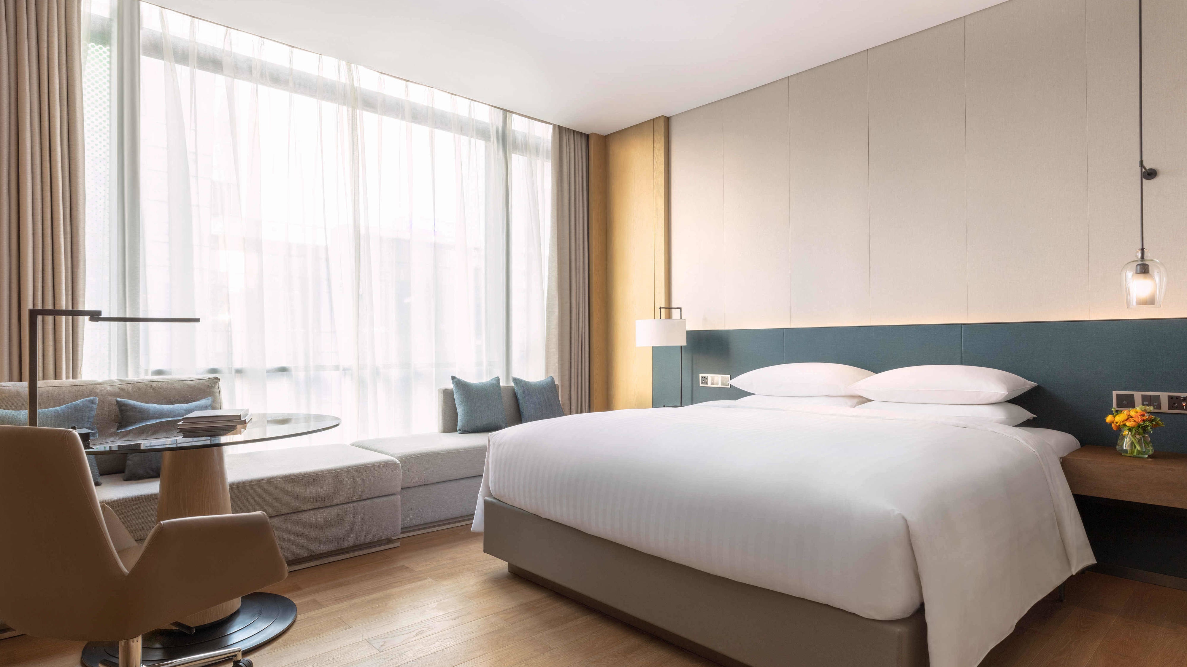 Deluxe Stay with Dual VR Theme Selection