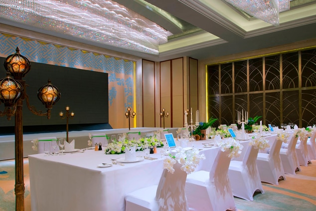 قاعة الحفلات الكبيرة - مُجهزة بطاولة طويلة للزفاف