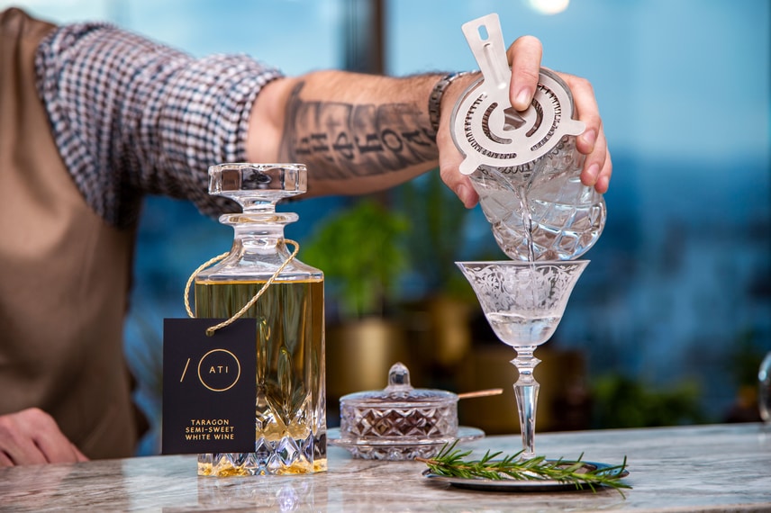 Restaurant Ati – Barkeeper bereitet einen Cocktail zu