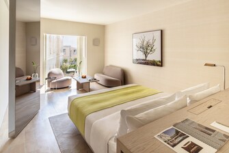 Deluxe Zimmer mit Kingsize-Bett und Stadtblick