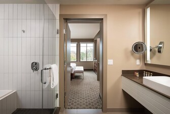 King Balcony Suite - Bathroom