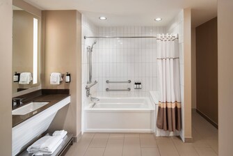 Accessible Junior Suite - Bathroom