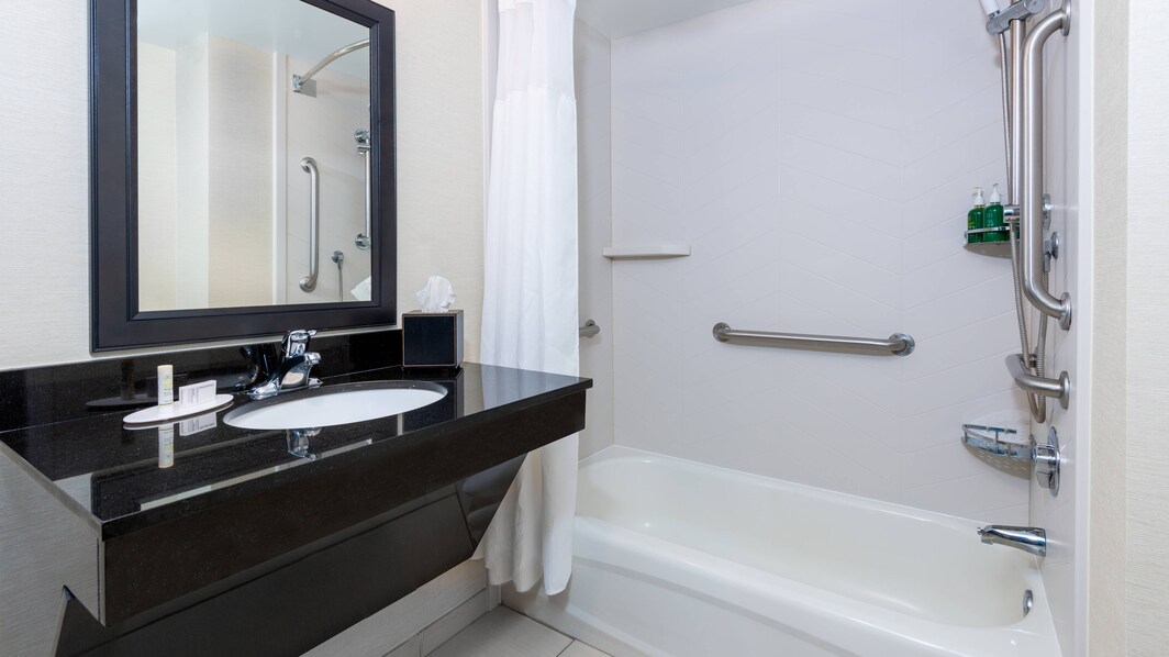 バリアフリーのバスルーム－一体型のバスタブ/シャワー