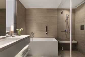 Baño de la habitación – Ducha a nivel del suelo y bañera