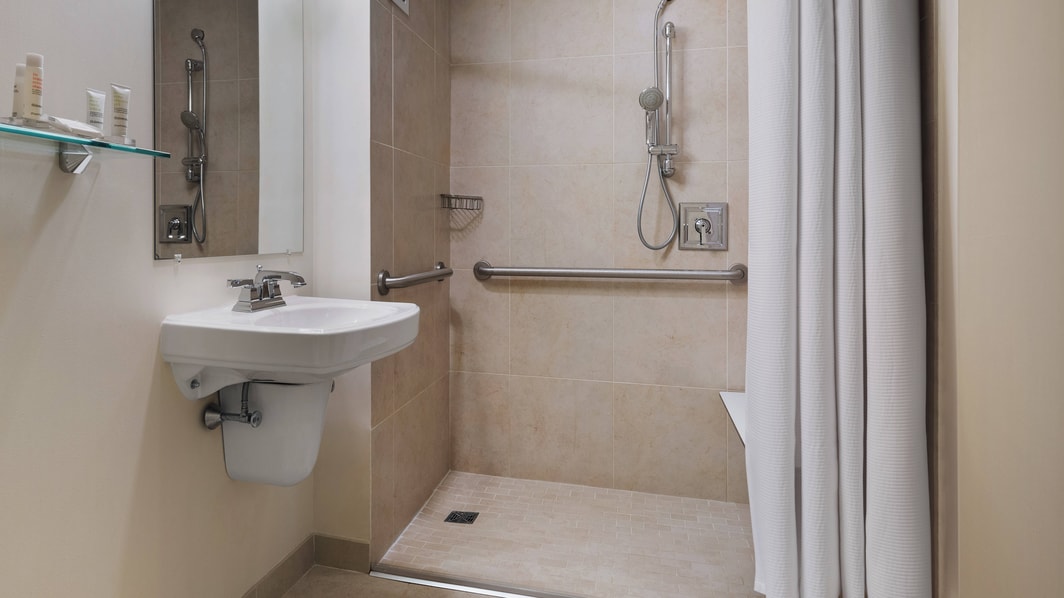 バリアフリー客室のバスルーム－車椅子用シャワー