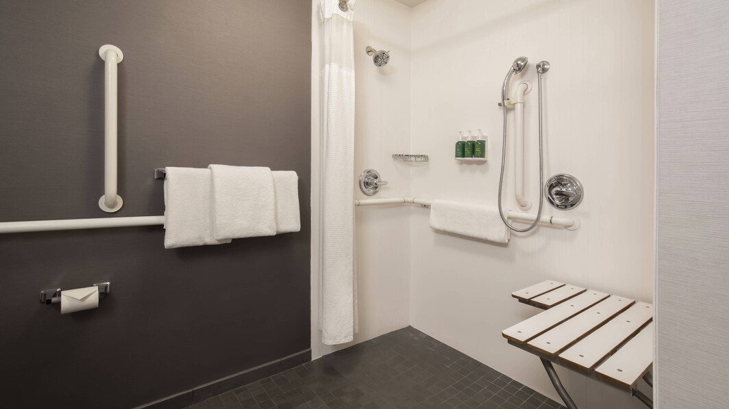バリアフリーバスルーム - 車椅子用シャワー