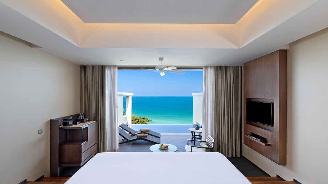 Премиальный люкс с одной спальней с видом на океан и бассейн