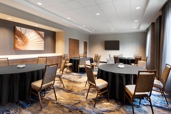 Sala de reuniones Longs Peak - Disposición con mesas redondas