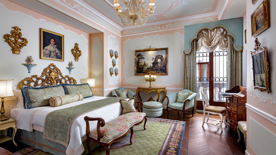 Suite au Palazzo Pisani avec lit king size et vue sur le canal