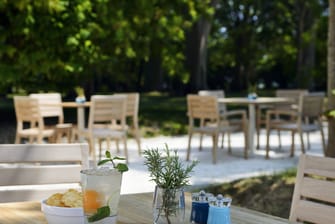 Tables et chaises au restaurant-grill Giardino