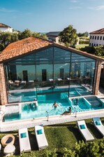 النادي الصحي بفندق جيه دبليو في فينيسيا - حوض سباحة مجدد للنشاط