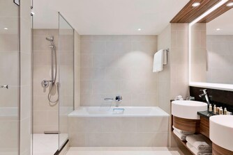 Badezimmer der Suite – Badewanne